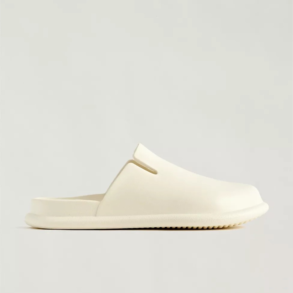 New Urban Outfitters Men’s Slip-On Clogs, Size 6, Cream Color